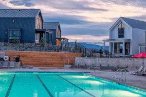 Pool outside Chelan vacation rentals